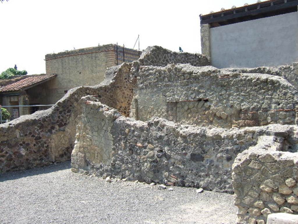 III, 19/18/1. May 2006. Room 32, looking south-east in room on east side near Cardo IV Inferiore.  On the left is a corridor leading to vestibule/atrium.